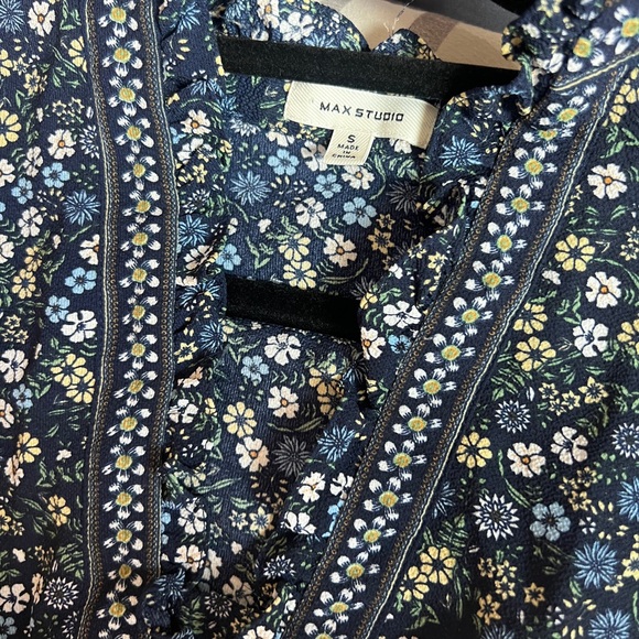 Max Studio Navy Floral Top - Picture 1 of 4